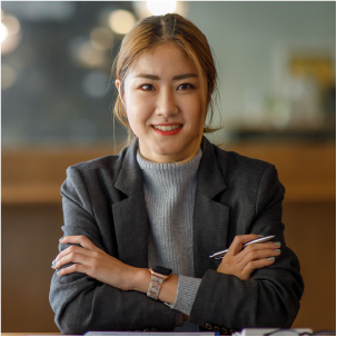 Business woman with her hands crossed and smiling
